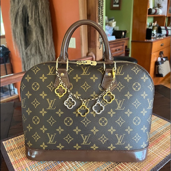 ❗️SOLD❗️🥰💙LV ALMA PM TRENDY SUPER ATTRACTIVE💙🥰 - Picture 9 of 16